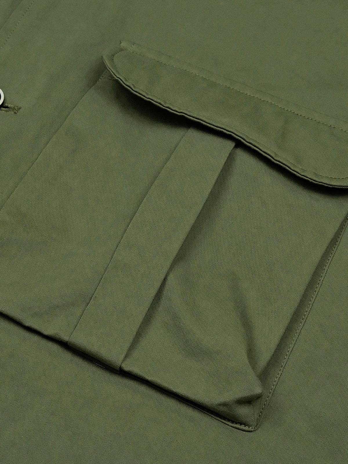 詳細画像: 前面の大きなポケットと背中の刺繍のディテール