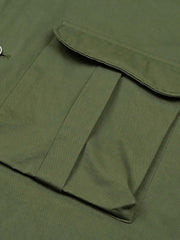 詳細画像: 前面の大きなポケットと背中の刺繍のディテール