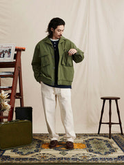 モデル画像: モデルがアイゼンハワー ワークジャケットを着用し、スタイリッシュな着こなしを提案