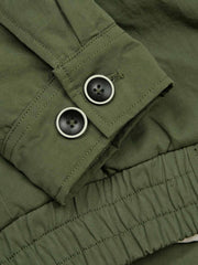 詳細画像: 前面の大きなポケットと背中の刺繍のディテール