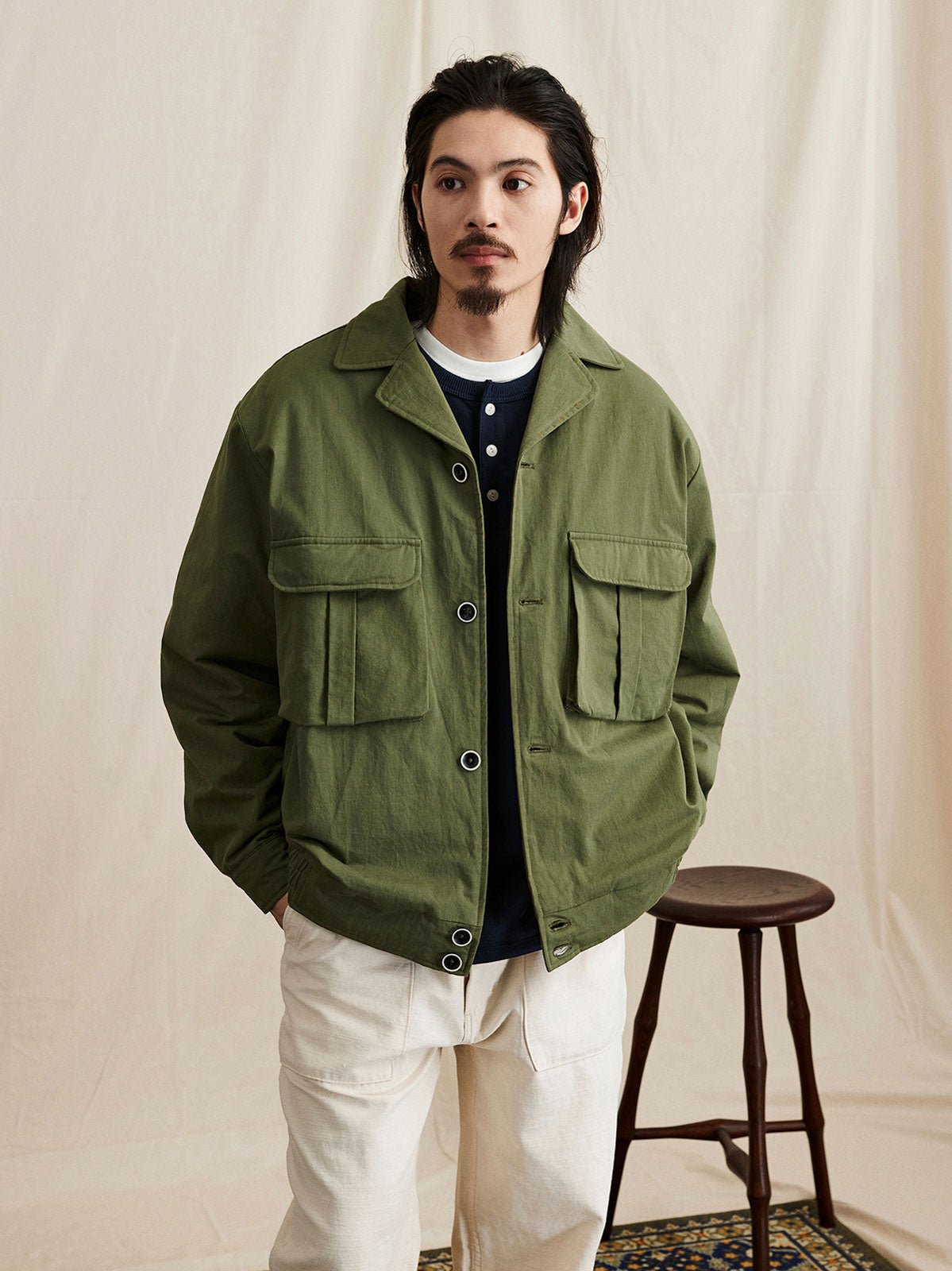 モデル画像: モデルがアイゼンハワー ワークジャケットを着用し、スタイリッシュな着こなしを提案