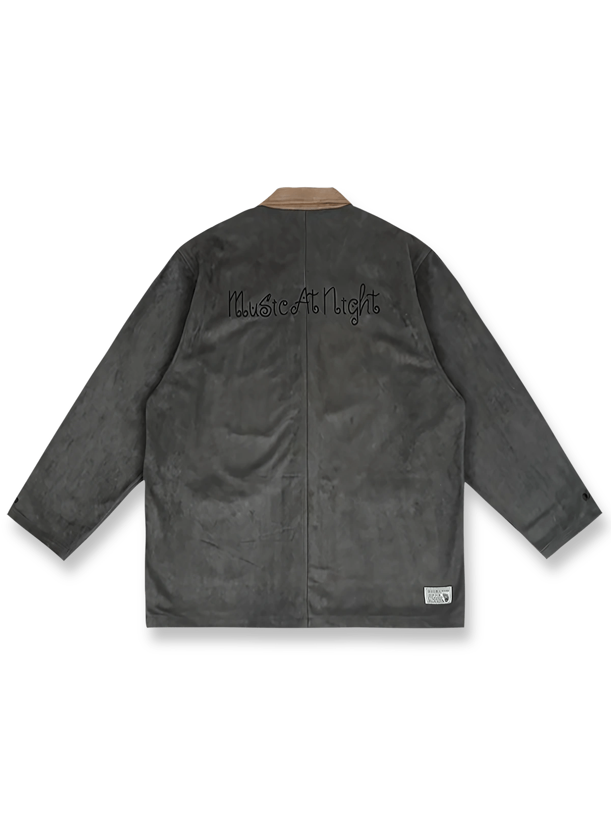 モデルがスエード複合ジャケットを着用し、アメリカンスタイルのライダース風を披露