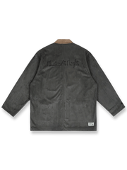 モデルがスエード複合ジャケットを着用し、アメリカンスタイルのライダース風を披露