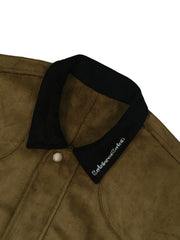 ジャケットのディテールショット、スエードの質感と多機能ポケットを展示