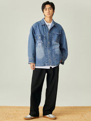 モデル画像: モデルがレトロなワークスタイルのルーズフィットデニムジャケットを着用したスタイル展示