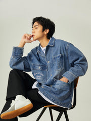 モデル画像: モデルがレトロなワークスタイルのルーズフィットデニムジャケットを着用したスタイル展示