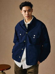 モデルが着用するヴィンテージワークジャケットのスタイリング例