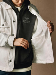 モデルが着用するヴィンテージワークジャケットのスタイリング例