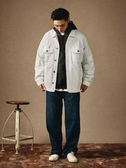 モデルが着用するヴィンテージワークジャケットのスタイリング例