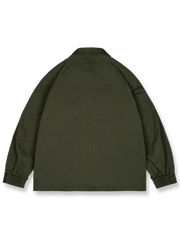 モデルが着用するヴィンテージワークジャケットのスタイリング例