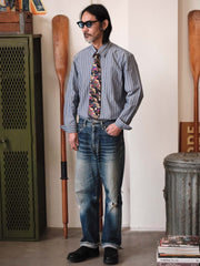 产品图:シルククロスカントリースキープリントネクタイの全体像 细节图:ネクタイのクロスカントリースキープリントのクローズアップ 模特图:モデルがシルククロスカントリースキープリントネクタイを着用しているシーン