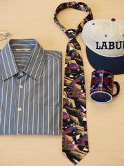 产品图:シルククロスカントリースキープリントネクタイの全体像 细节图:ネクタイのクロスカントリースキープリントのクローズアップ 模特图:モデルがシルククロスカントリースキープリントネクタイを着用しているシーン