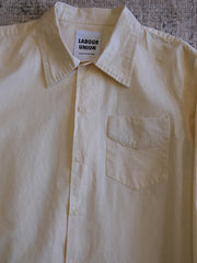 製品画像: 100%コットンのクラシックルーズフィット長袖シャツ、ホワイト、フロントビュー
詳細画像: クラシックルーズフィット長袖シャツの高品質な縫製と樹脂ボタンのディテール