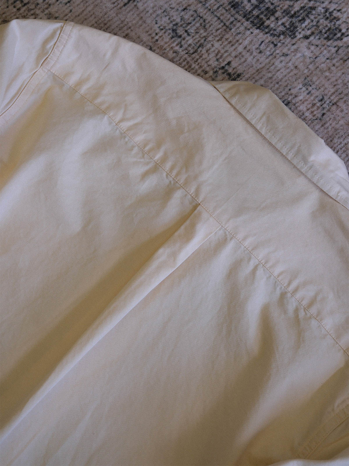 製品画像: 100%コットンのクラシックルーズフィット長袖シャツ、ホワイト、フロントビュー
詳細画像: クラシックルーズフィット長袖シャツの高品質な縫製と樹脂ボタンのディテール