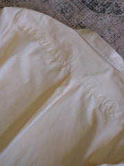 製品画像: 100%コットンのクラシックルーズフィット長袖シャツ、ホワイト、フロントビュー
詳細画像: クラシックルーズフィット長袖シャツの高品質な縫製と樹脂ボタンのディテール