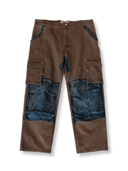 製品画像: ダメージヴィンテージ加工とパッチワークを施したワークパンツの全体画像
詳細画像: 擦り切れ加工とパッチワークディテールが施されたヴィンテージ風パンツの素材感