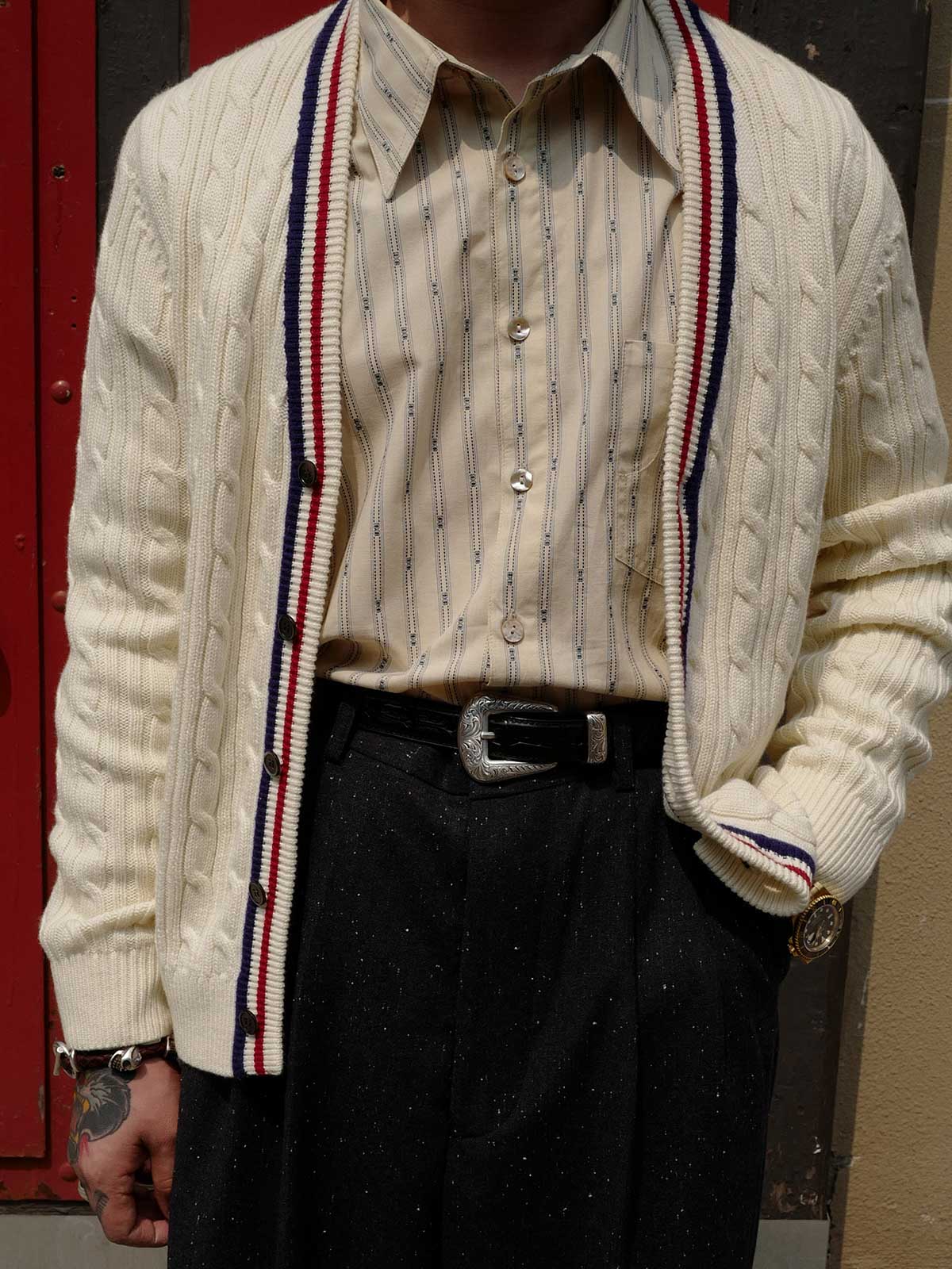 詳細画像: クリケットセーターのストライプとVネックディテール、コットンカシミヤ混紡素材の質感
モデル画像: 学院風スタイルのアイビー風Vネッククリケットセーターの着用イメージ