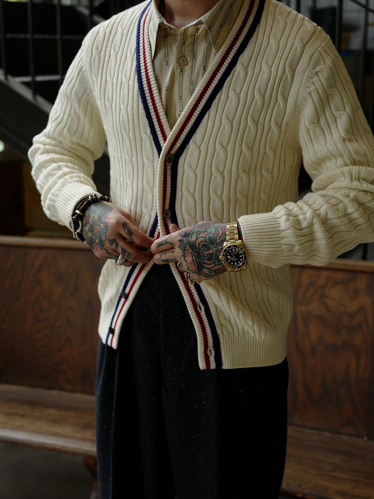 詳細画像: クリケットセーターのストライプとVネックディテール、コットンカシミヤ混紡素材の質感
モデル画像: 学院風スタイルのアイビー風Vネッククリケットセーターの着用イメージ