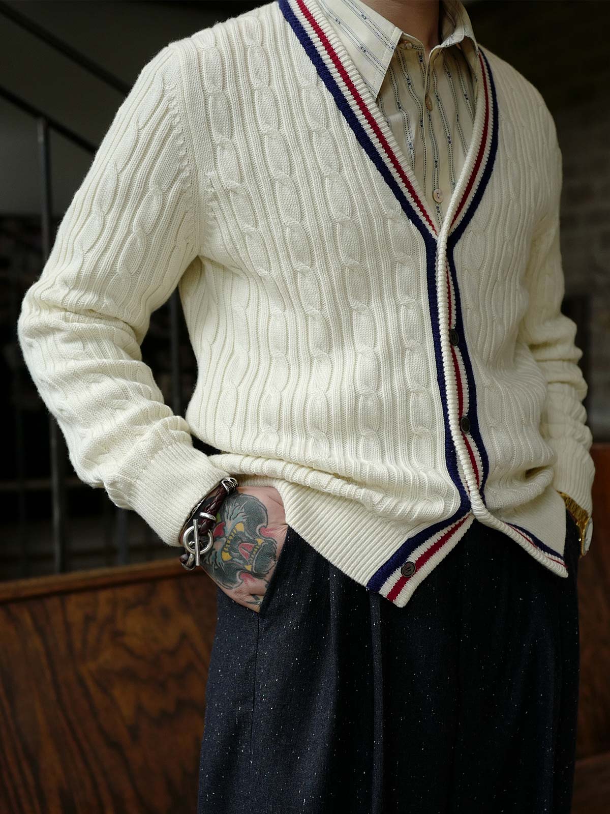 詳細画像: クリケットセーターのストライプとVネックディテール、コットンカシミヤ混紡素材の質感
モデル画像: 学院風スタイルのアイビー風Vネッククリケットセーターの着用イメージ