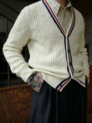 詳細画像: クリケットセーターのストライプとVネックディテール、コットンカシミヤ混紡素材の質感
モデル画像: 学院風スタイルのアイビー風Vネッククリケットセーターの着用イメージ