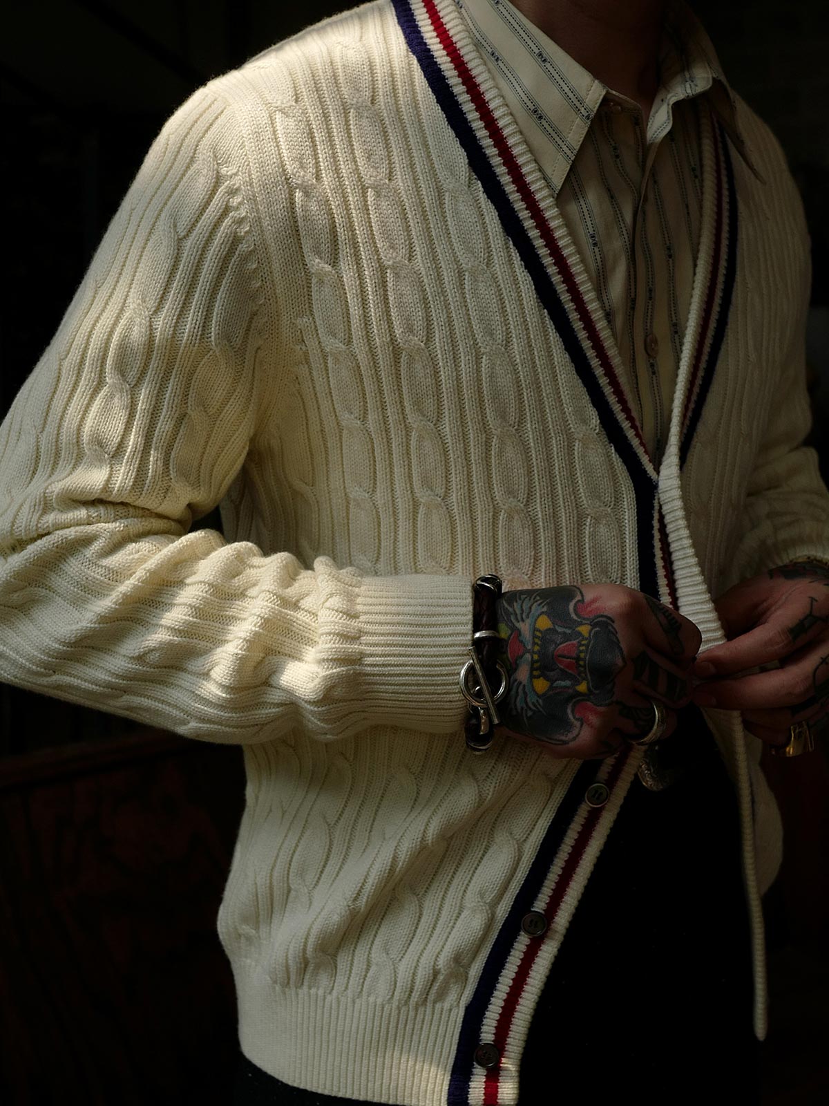 詳細画像: クリケットセーターのストライプとVネックディテール、コットンカシミヤ混紡素材の質感
モデル画像: 学院風スタイルのアイビー風Vネッククリケットセーターの着用イメージ