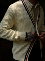 詳細画像: クリケットセーターのストライプとVネックディテール、コットンカシミヤ混紡素材の質感
モデル画像: 学院風スタイルのアイビー風Vネッククリケットセーターの着用イメージ