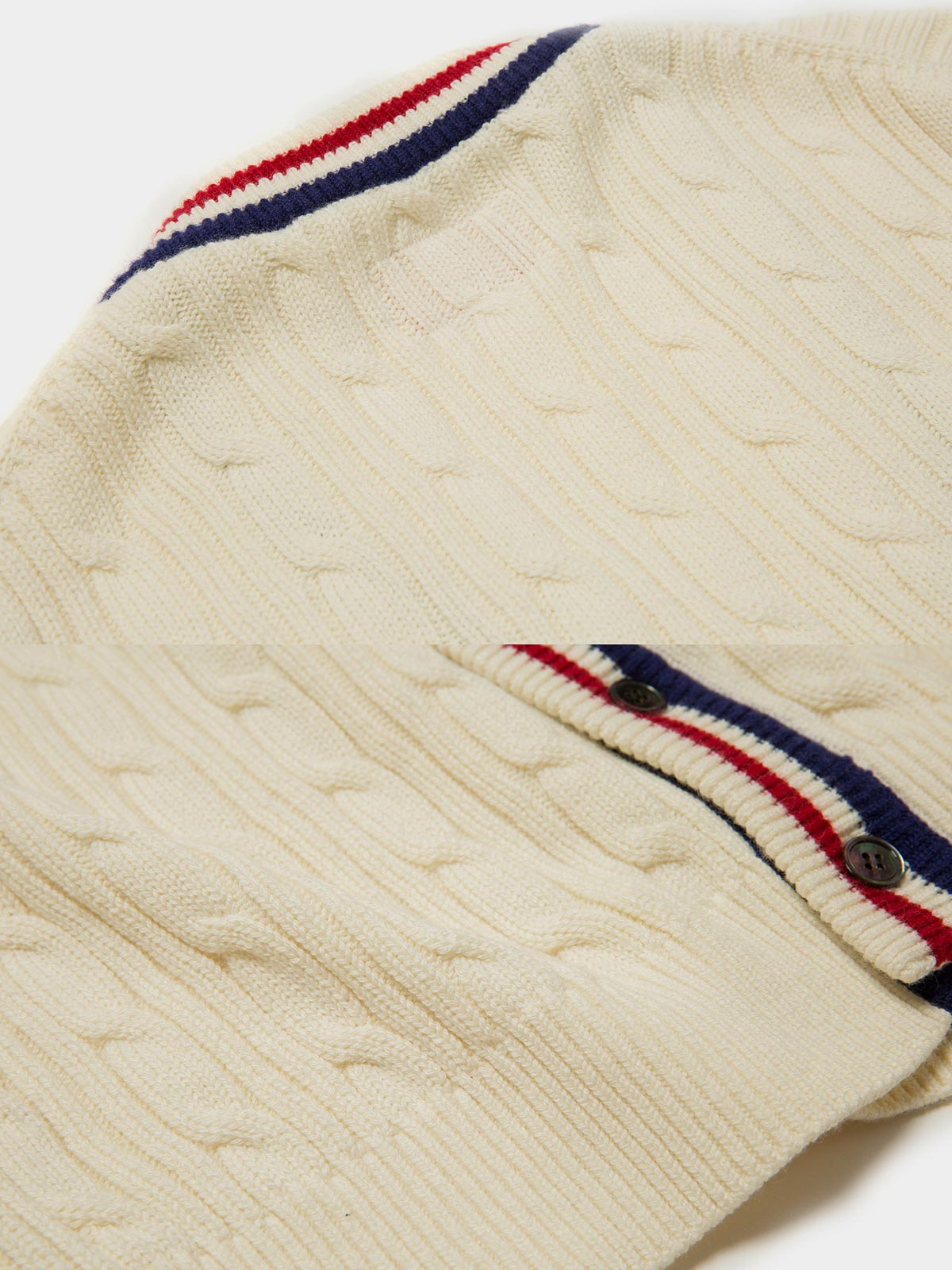 製品画像: ヴィンテージアイビー風クリケットセーター全体画像、Vネックとストライプデザインが特徴
詳細画像: クリケットセーターのストライプとVネックディテール、コットンカシミヤ混紡素材の質感