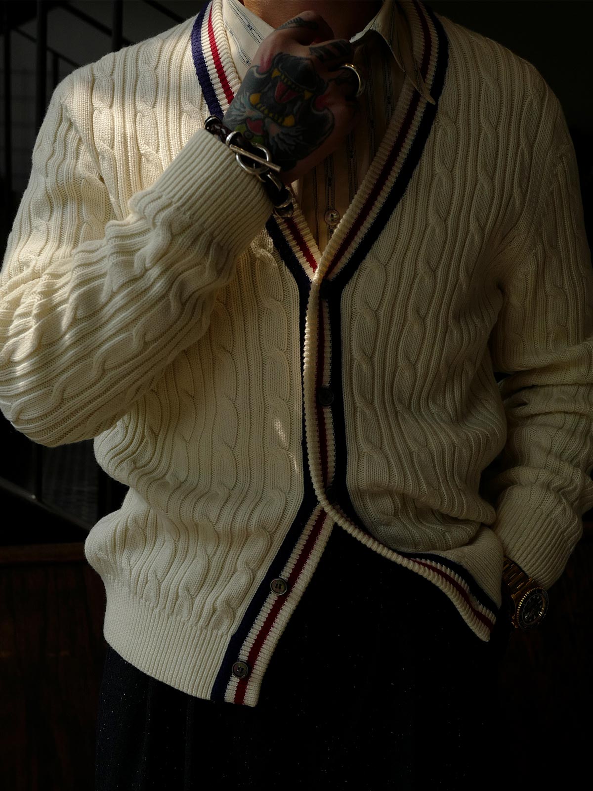 詳細画像: クリケットセーターのストライプとVネックディテール、コットンカシミヤ混紡素材の質感
モデル画像: 学院風スタイルのアイビー風Vネッククリケットセーターの着用イメージ