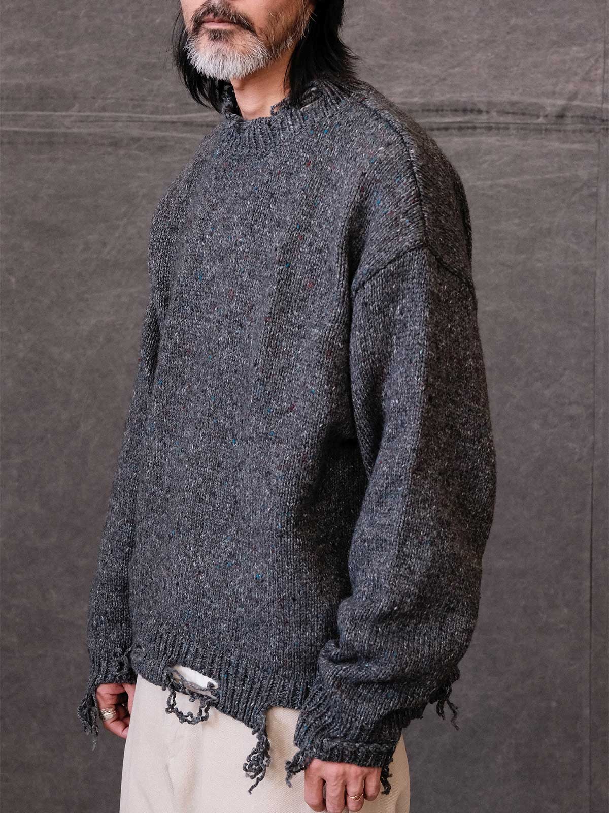 詳細画像: カラーヤーンとダメージ加工のディテールが分かる画像
モデル画像: リラックスフィットのハイネックダメージ加工ニットプルオーバーを着用したモデル