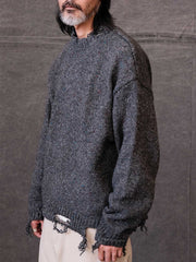 詳細画像: カラーヤーンとダメージ加工のディテールが分かる画像
モデル画像: リラックスフィットのハイネックダメージ加工ニットプルオーバーを着用したモデル