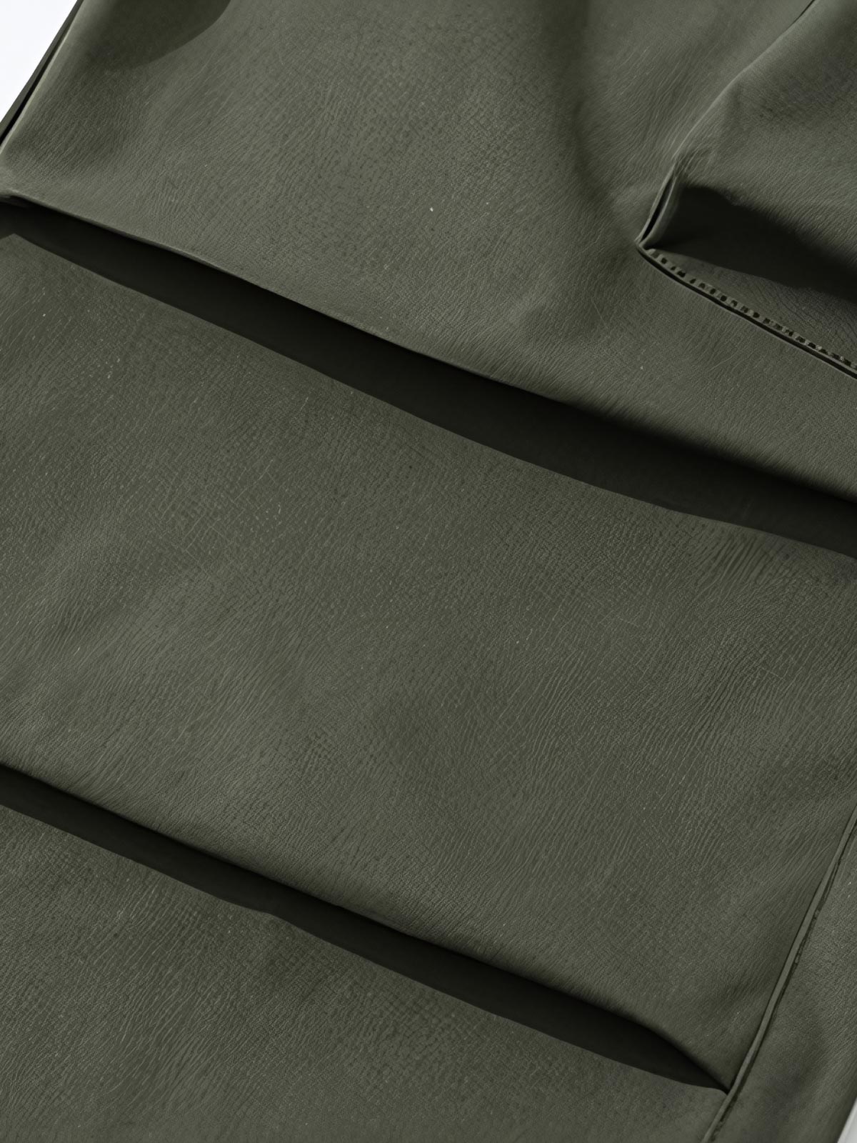 ワークパンツの多機能ポケットと重ねポケットのディテール特写