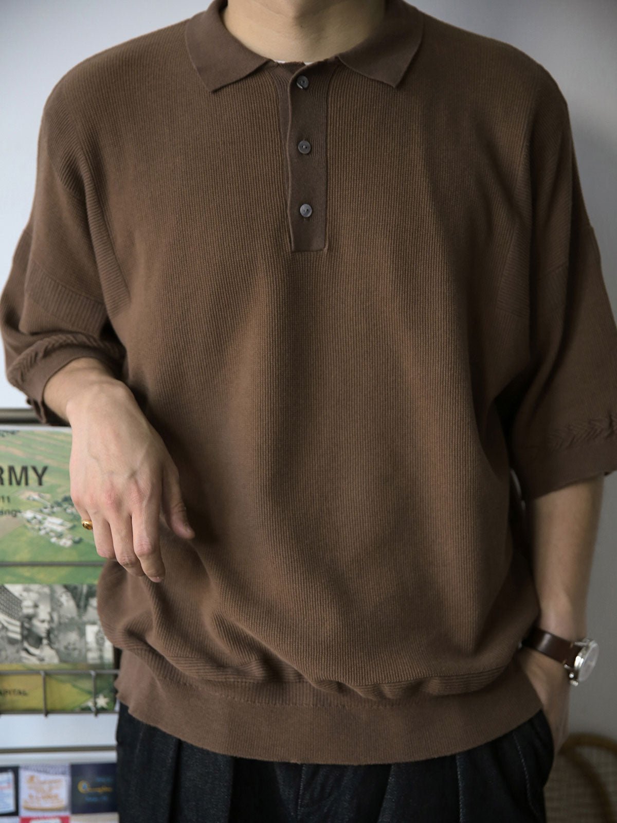 ヴィンテージスタイルのコーマコットンドロップショルダーショートスリーブポロシャツを着用したモデル