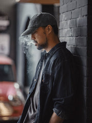 モデルが着用するアメリカンカジュアルヴィンテージ加工ベースボールキャップ