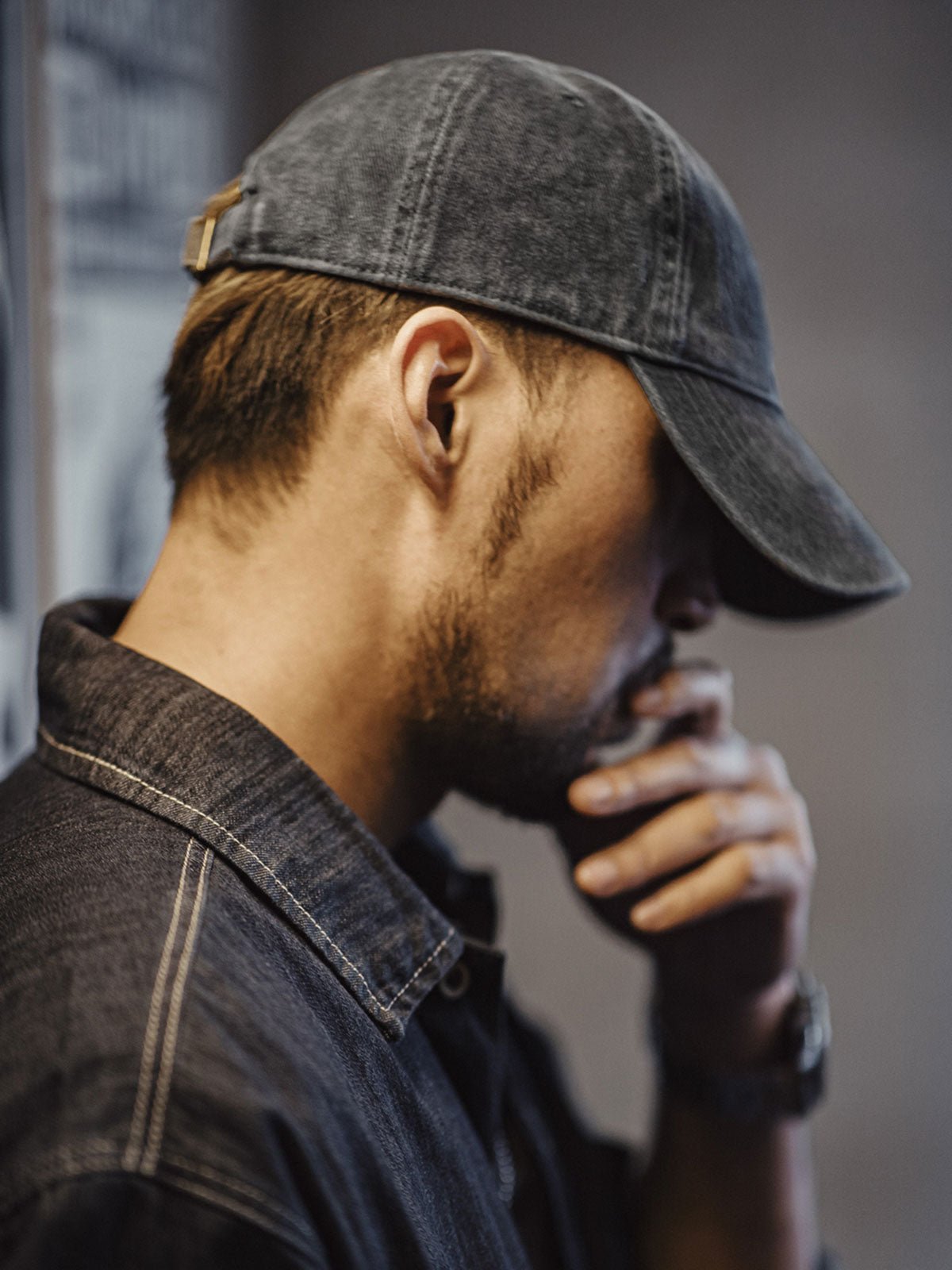 モデルが着用するアメリカンカジュアルヴィンテージ加工ベースボールキャップ