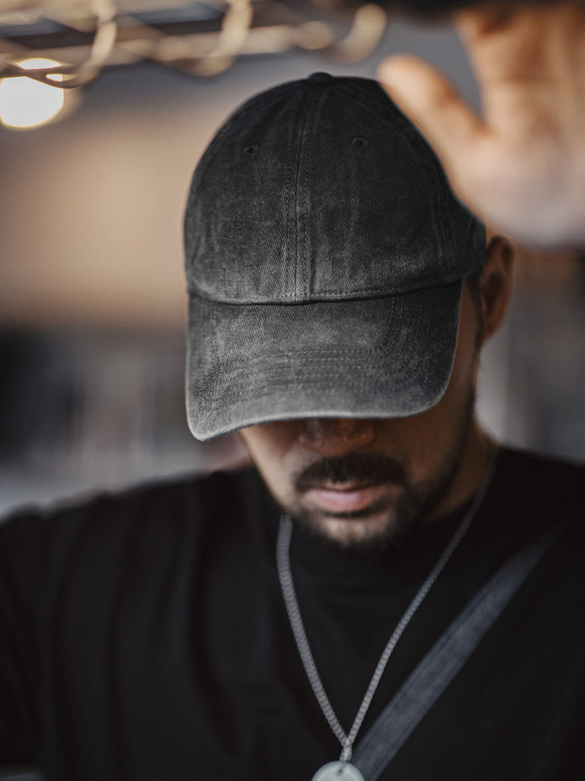 モデルが着用するアメリカンカジュアルヴィンテージ加工ベースボールキャップ