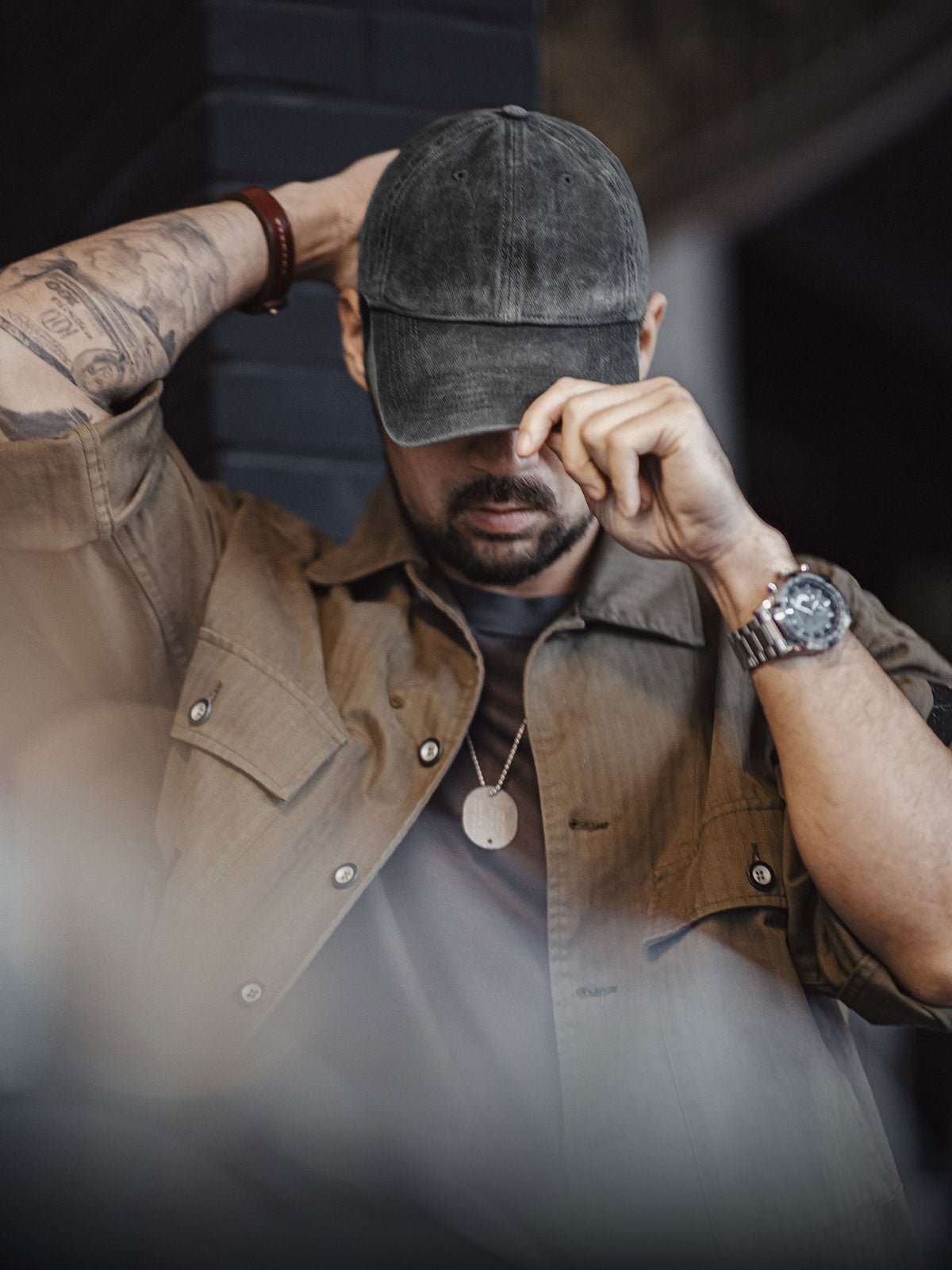 モデルが着用するアメリカンカジュアルヴィンテージ加工ベースボールキャップ