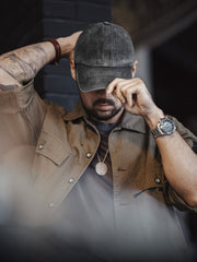 モデルが着用するアメリカンカジュアルヴィンテージ加工ベースボールキャップ