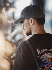 モデルが着用するアメリカンカジュアルヴィンテージ加工ベースボールキャップ