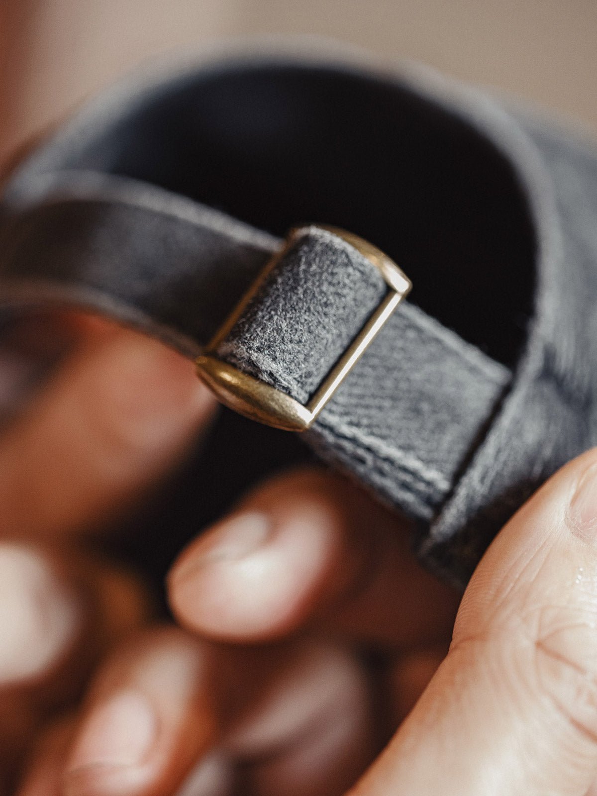 キャップのブラッシュドツイル生地とヴィンテージ加工の詳細