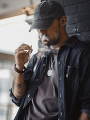 モデルが着用するアメリカンカジュアルヴィンテージ加工ベースボールキャップ