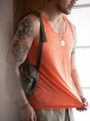 モデルがクーリング機能付きタンクトップを着用し、アクティブなポーズをとっている。