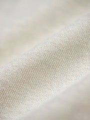 ヘビーウェイトのコットンハスク素材の詳細とダブルレイヤーのアームホールのクローズアップ。素材の厚みと耐摩耗性を強調し、デザインの階層感を示しています。