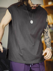 モデルがヘビーウェイトコットンハスクのスリーブレスTシャツを着用し、ルーズフィットのショートパンツとスポーツシューズでスタイリング。リラックスしたカリフォルニアの夏のスタイルを演出しています。