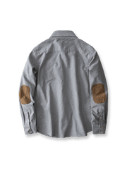 製品画像: スエードパッチ付きオックスフォードシャツの正面全体画像。シンプルかつクラシックなデザインが際立つ展示。
詳細画像: 肘部分に施されたスエードパッチのディテールをクローズアップし、耐久性とヴィンテージ感を強調。