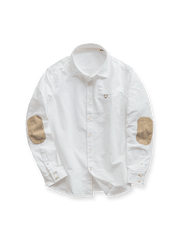 製品画像: スエードパッチ付きオックスフォードシャツの正面全体画像。シンプルかつクラシックなデザインが際立つ展示。