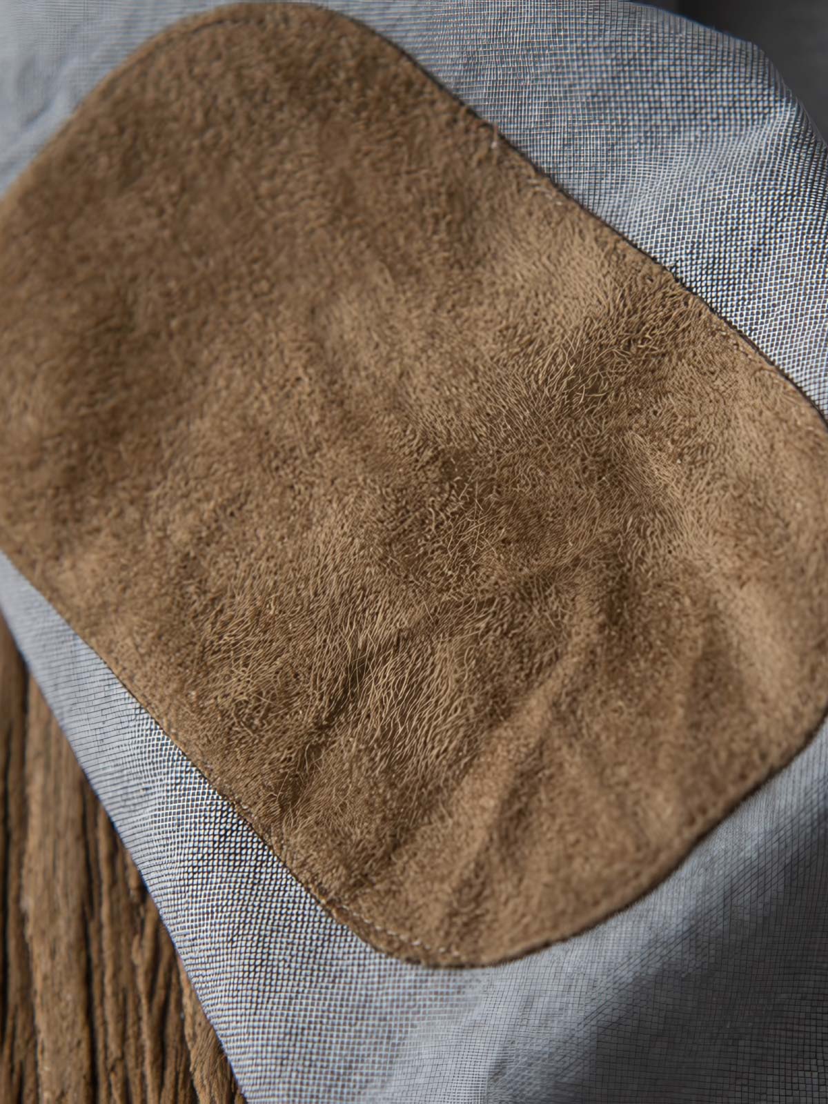 製品画像: スエードパッチ付きオックスフォードシャツの正面全体画像。シンプルかつクラシックなデザインが際立つ展示。
詳細画像: 肘部分に施されたスエードパッチのディテールをクローズアップし、耐久性とヴィンテージ感を強調。