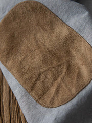 製品画像: スエードパッチ付きオックスフォードシャツの正面全体画像。シンプルかつクラシックなデザインが際立つ展示。
詳細画像: 肘部分に施されたスエードパッチのディテールをクローズアップし、耐久性とヴィンテージ感を強調。