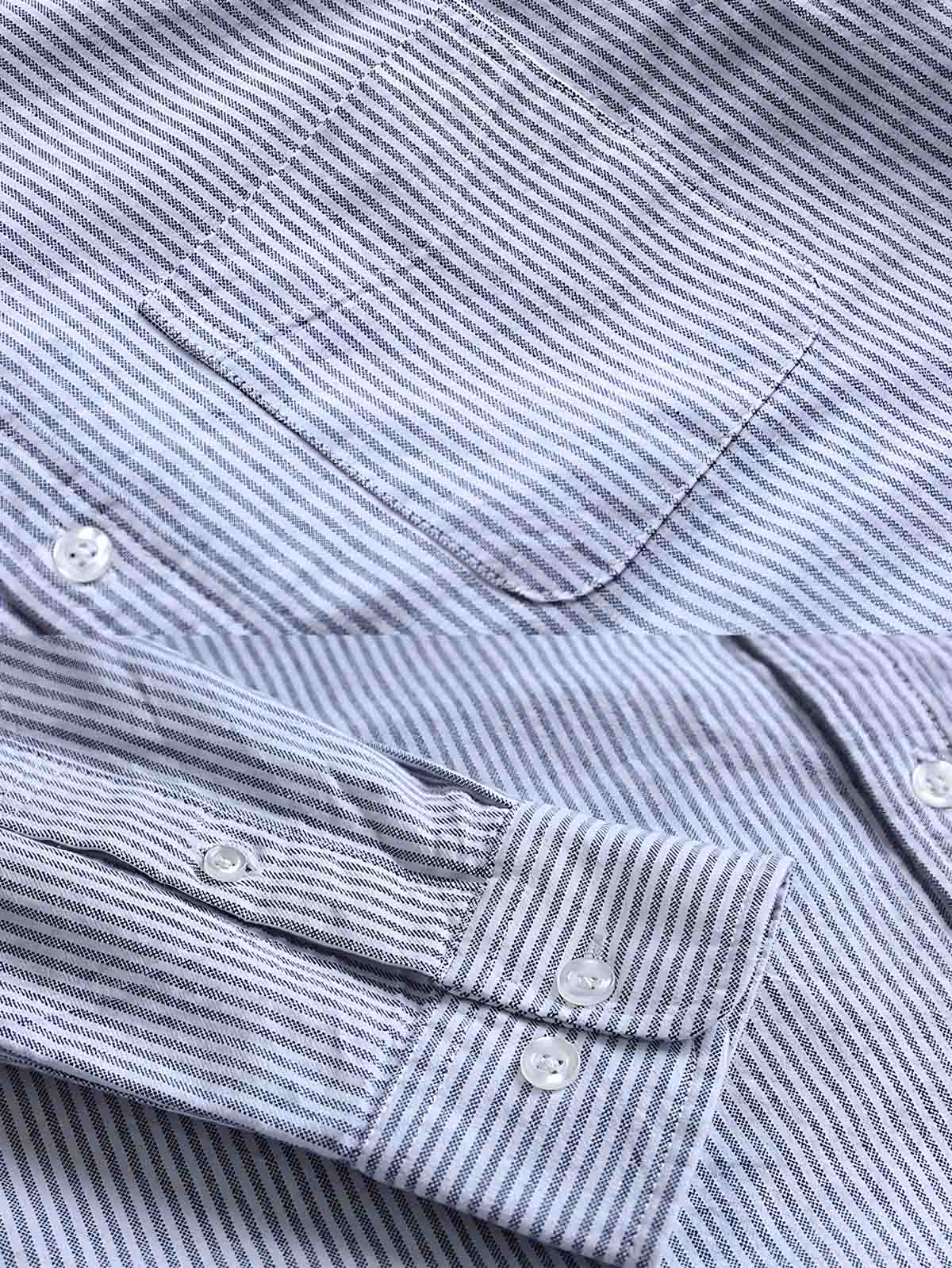 製品画像: クラシックブルーストライプオックスフォードシャツの正面展示 詳細画像: ストライプ柄と胸ポケットのデザイン詳細