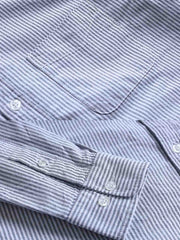 製品画像: クラシックブルーストライプオックスフォードシャツの正面展示 詳細画像: ストライプ柄と胸ポケットのデザイン詳細
