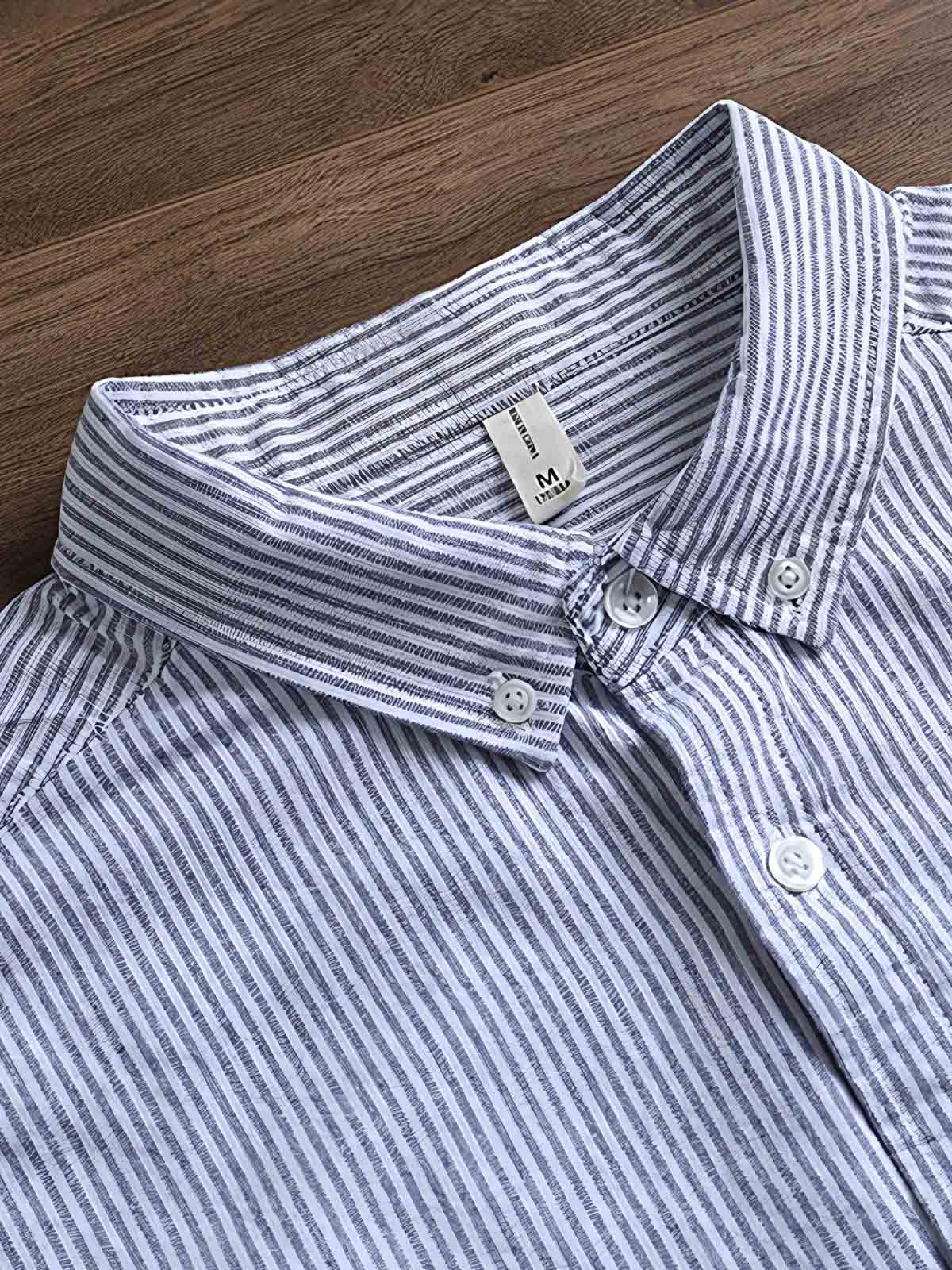 製品画像: クラシックブルーストライプオックスフォードシャツの正面展示 詳細画像: ストライプ柄と胸ポケットのデザイン詳細